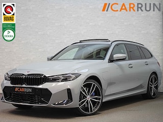 BMW 3-serie Touring 330e 292pk M-Sport-Pro | Carbon | ACC | Stuurverw. | M50 jahre | M340 Bumper en uitlaat | E.TH 1500kg | Pano | Camera | Dab+ | Adaptieve Cruise Control | Ambiance | Lane & Side Assist | Apple & Android Carplay | Fabrieksgarantie.
