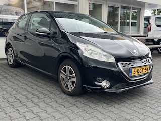 Peugeot 208 1.4 e-HDi Active AUTOMAAT Climate control Cruise control Navigatie PDC LET OP: Auto heeft rondom beschadigingen