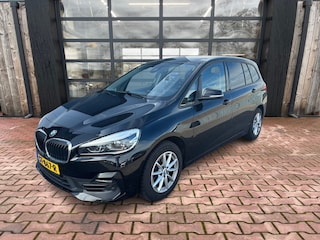 BMW 2-serie Tourer 218i Corporate Lease High Executive | LED | Trekhaak | Leder | Camera | HUD | Stoelverwarming | Elek. klep | Navi | All-seasons |