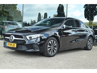 Mercedes-Benz A-klasse 180 BUSINESS SOLUTION AUT. | ORIG. NL | WIDESCREEN | TREKHAAK | CARPLAY | CAMERA | LED | STOELVERW.