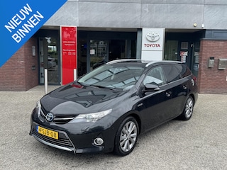 Toyota Auris Touring Sports 1.8 Hybrid LEASE PRO TREKHAAK STOELVERW PANODAK JBL-AUDIO PARK-SENSOREN BLUETOOTH CAMERA KEYLESS CRUISE CLIMA 17'' LM-VELGEN NL-AUTO
