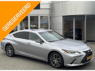 Lexus ES 300h Business Line NWE MODEL BLIND SPOT STUURVERW STOELVERW SCHUIF/KANTELDAK PARK-SENSOREN APPLE CARPLAY/ ANDROID AUTO