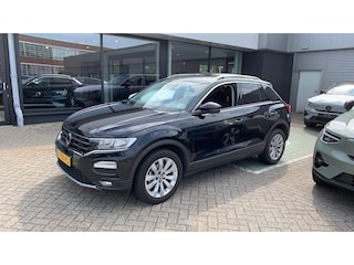 Volkswagen T-Roc 1.5 TSI Style / Nederlandse Auto / Eerste eigenaar / Climate control / Adaptieve Cruise Control / Navigatie / Parkeercamera / 17 inch Licht metalen velgen / Parkeersensors voor en achter / Donker getinte ramen achter