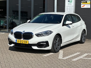BMW 118i Executive Edition/1STE EIG/NAVI/CARPLAY/LED/NL AUTO NAP!!
