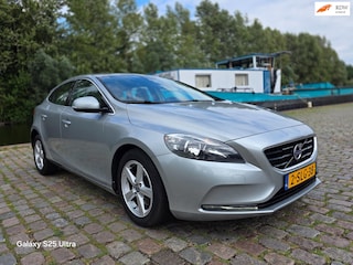 Volvo V40 1.6 T3 Momentum 3e eigenaar dealer onderhouden airco cruis control parkeer sensor trekhaak navigatie