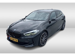 BMW 118i Executive Ed. M Sport / Navigatie / Half leder / 19'' / Sportstoelen / Blackpack / Dakspoiler / Stoelverwarming / Cruise Control / Getint glas