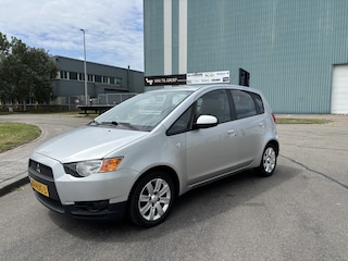 Mitsubishi Colt 1.3-16V Invite 5-Deurs Automaat 96 PK. Mooie en zeer fijn rijdende auto van de tweede eigenaar !!! Onverwoestbaar dus zeer betrouwbaar !!