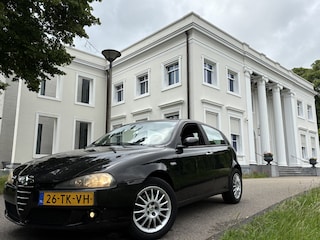 Alfa Romeo 147 1.6 16V 5 DRS, MOOI ROOD LEDER