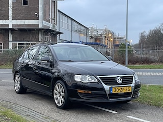 Volkswagen Passat 1.6 Businessline | Navigatie | Trekhaak | LMV