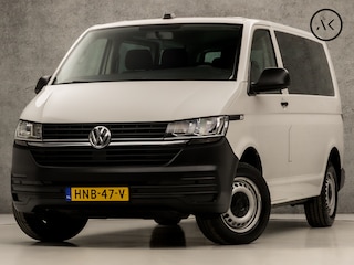 Volkswagen Transporter Kombi 2.0 TDI L1H1 Comfortline 9 Persoons (APPLE CARPLAY, TREKHAAK, PARKEERSENSOREN, GETINT GLAS, ELEK RAMEN, NIEUWE APK, NIEUWSTAAT)