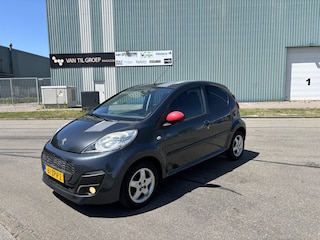 Peugeot 107 1.0-12V Sportium 5-Deurs 68 PK. Zuinige en zeer fijn rijdende auto !!!