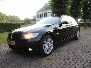 BMW 318i Dynamic Executive Ecc Cruisecontrol Leer/Stof Sportstoelen Pdc Isofix 6 Bak Lm Velgen***Apk t/m 6-1-2026***