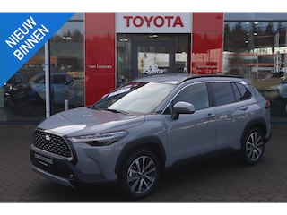 Toyota Corolla Cross 2.0 HYBRID 200 STYLE NIEUW&DIRECT LEVERBAAR! STOELVERW. EL-ACHTERKLEP NAVI PARK-SENSOREN BLISS LED 18"LMV PRIVACY-GLASS NL-AUTO