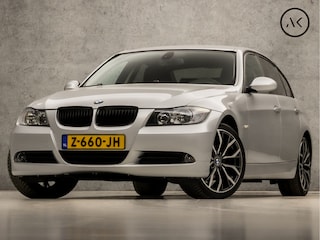 BMW 320i Sport 170Pk Automaat (YOUNGTIMER, CLIMATE, STOELVERWARMING, GETINT GLAS, LEDER, SPORTSTOELEN, CRUISE, GETINT GLAS, PARKEERSENSOREN, NIEUWE APK, NIEUWSTAAT)