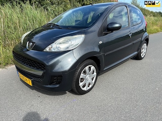 Peugeot 107 1.0-12V XS is goed onderhouden en beschikt over airco. De prijs is inclusief 12 maanden volledige garantie.