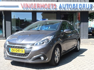 Peugeot 208 110 Pk Benzine * AUTOMAAT * Signature * Navigatie * Trekhaak * Cruise Control * Ook Apple Car Play / Android Auto * L.M. Velgen * Armsteun * Parkeersensoren * Vingerhoets; Vierde Generatie Eersteklas Service !