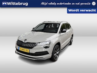 Skoda Karoq 1.5 TSI ACT Sportline Business / Digitale Cockpit/ Pano/ Led/ Zwenkhaak/ Elec.K. / Camera/ Clima/ Navi/ Parkeersensor V. + A./ 19 lmv