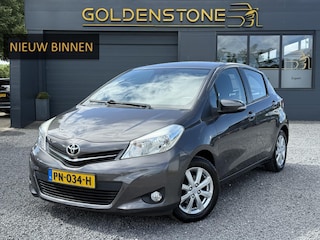 Toyota Yaris 1.3 VVT-i Dynamic 1e Eigenaar,Airco,Trekhaak,6-Bak,Lm Velgen,Weinig Km,100pk,Elekt.Ramen,Nieuwe APK bij Aflevering