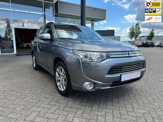 Mitsubishi Outlander 2.0 PHEV Instyle, Camera, Navigatie, Schuif-kanteldak, Nap.