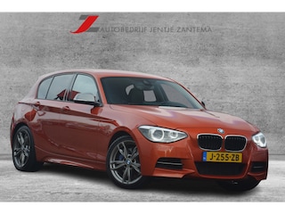 BMW M135i RWD High Executive | Navigatie (Prof) | Leer | Keyless | Dealer onderhouden | Hifi audio | Xenon!! | Uniek!! Top uitgevoerde M135i in Valencia Orange. Destijds geleverd door Hofmeister in Zwaag!!
