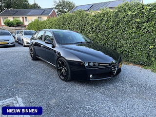 Alfa Romeo 159 Sportwagon 2.2 JTS Distinctive | Leer | Xenon | Navi | Autom. Airco | Cruise Control | PDC | 19" LMV | Stoelverwarming | Nieuwe APK