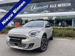 Fiat 600 1.2 Hybrid La Prima Achteruitrijcamera - Airco - Cruise control - Dodehoek detector - Led mistlampen - Navigatie - Parkeersensoren voor en achter - Lichtmetalen velgen 18 inch