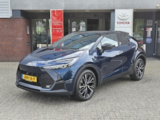 Toyota C-HR PHEV 220 PREMIERE EDITION NIEUW DIRECT RIJDEN STOEL/STUURVERW PANODAK KEYLESS HEAD-UP LED KEYLESS BLIND SPOT LED EL-ACHTERKLEP LEER