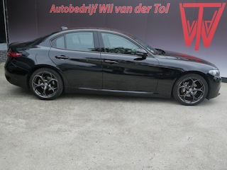 Alfa Romeo Giulia 2.0T SUPER | AUTOMAAT | NAVIGATIE | KEYLESS | DAB | 19 INCH | NL-AUTO!!
