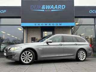 BMW 5-serie Touring 525d High Executive | PANO | TREKHAAK | HUD | MEMORY | LEDER | STANDKACHEL | DODEHOEK | LED
