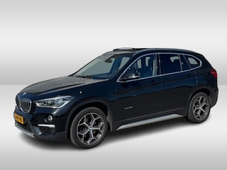 BMW X1 sDrive18i Centennial High Exe. / Trekhaak / Panoramadak / Head-up / Navigatie / 18'' / Parkeerhulp V+A / Stoelverwarming / Cruise Control