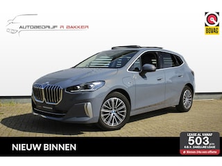BMW 2-serie Tourer 225e xDrive Luxury Line // Copper Grey Metallic - Elek. Panoramadak - Harman Kardon - Houtafwerking - Sensatec - Camera - Stoelverwarming