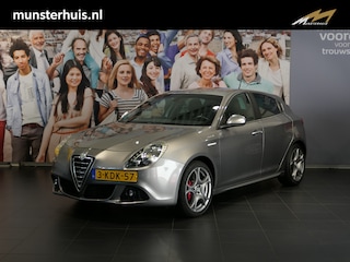 Alfa Romeo Giulietta 1.4 T Business Executive *AUTOMAAT* - Cruise, afneembare trekhaak, clima