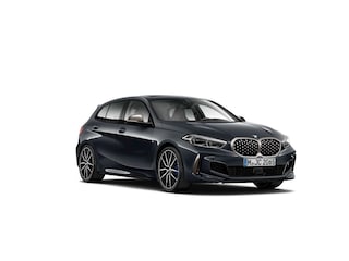 BMW M135i xDrive | Live Cockpit | Panorama | Schaalstoelen | Memory | H&K | Head-Up | 19"LM | Mineral Grijs