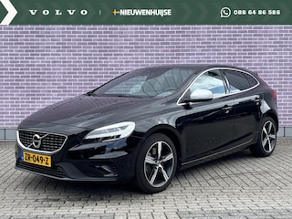 Volvo V40 1.5 T3 Polar+ Sport Automaat | DAB | Panoramadak | Elektrisch bedienbare bestuurdersstoelstoel | Stoel-voorruitverwarming | Parkeercamera | Parkassist voor-achter | Standkachel | Keyless | Harman Kardon audio |
