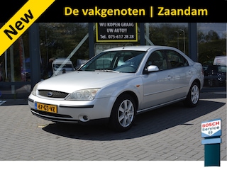 Ford Mondeo 1.8-16V First Edition Airco (automatisch), cruise control, radio/cs-speler, trekhaak, elek. buiten spiegels, voorruitverwarming, multifunctioneel stuur, elek. ramen, Op zoek naar een sportieve én praktische sedan? Deze Ford mondeo 1.8-16V First Edition combineert krachtige prestaties met een hoog uitrustingsniveau en volop ruimte. Door de krachtige motor