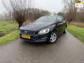 Volvo V60 2.0 D2 Nordic+ / Airco / Navi / Cruise Control / Half Leder / Volledig Onderh. Distr. Verv. / Verw. Voorstoel / Trekhaak