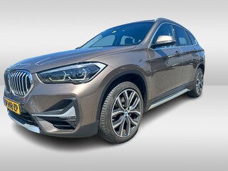 BMW X1 sDrive20i VDL Nedcar Edition / Trekhaak / Camera / Head-up / Leder / 19'' / Keyless / Navigatie / ACC / Sportstoelen / Stoelverwarming / DAB