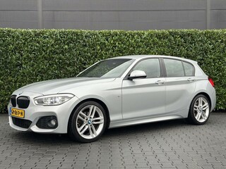 BMW 118i M-SPORT FACELIFT NL AUTO, LED, NAP, FACELIFT, ECC-AIRCO, NAVI GROOT, CRUISE, LICHTMETAAL 18", ALCANTARA