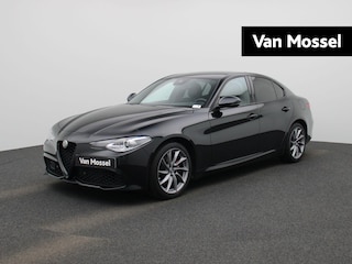 Alfa Romeo Giulia 2.0T Sprint | Automaat | Navigatie | Apple Carplay / Android Auto | Achteruitrijcamera | Half-Leder | Parkeersensoren | DAB Ontvanger | Schakelpedalen | Adaptive Cruise Control | Bi-Xenon | Climate Control | 18' Lichtmetalen Velgen |