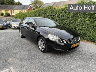 Volvo V60 2.0T Momentum Automaat | Leer | Navi | Autom. Airco | Cruise Control | PDC | LMV | Trekhaak | Kinderzit | Dealer onderhouden | APK tot 08-04-2026!