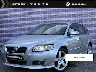Volvo V50 1.8 Kinetic | R-design bodykit | Trekhaak |High Performance Audio | Bluetooth | Navigatie | Regensensor | Automatisch dimmende binnenspiegel | 17" Serapis velgen |