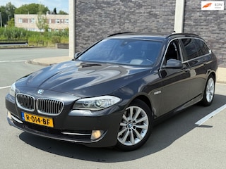 BMW 5-serie Touring 520d High Executive M Sport | HUD | PANO | Nwe APK | Leder | Rijd Schakelt Perfect!