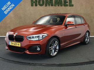 BMW 120i High Executive ORIGINEEL NEDERLANDSE AUTO - AFNEEMBARE TREKHAAK - TREKGEWICHT 1500 KG - 4 CILINDER MOTOR - M-PAKKET -ACHTERWIELAANDRIJVING - NAVIGATIE - ELEKTRISCH SCHUIFDAK - HARMAN/KARDON GELUIDSINSTALLATIE - VOORSTOELEN VERWARMD - 18 INCH LICHT METALEN VELGEN