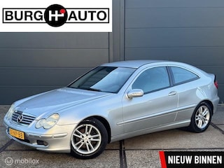 Mercedes-Benz C-klasse Sportcoupé 180 Kompressor - CLIMATE CONTROLE - CRUISE CONTROLE - LM VELGEN - PDC - ELEKTR. RAMEN - CPV - RADIO/CD - NAP - NL AUTO - APK T/M 31-12-2025 -