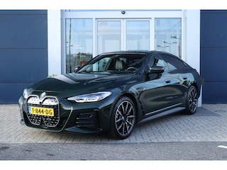 BMW i4 eDrive40 High Executive 84 kWh M-Sport Sanremo Grün | HUD | Camera | Carplay | Trekhaak | Elektrische Klep | Navigatie | 19 Inch