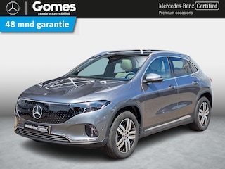 Mercedes-Benz EQA 250+ Luxury Line | Beige Interieur | Panoramadak | Trekhaak | Privacy Glas Achter | Sierdelen Lindehout Zwart | Dodehoekassistent | Apple CarPlay | Android Auto | Sfeerverlichting | Stoelverwarming | Elektrisch Inklapbare Buitenspiegels | Showmodel