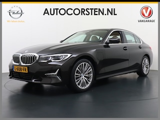 BMW 330e 293PK Autom.8 Leder+Verwarmd+Elektr. Apple Carplay Android Auto Trekhaak Camera Adap.Cruise DAB+ Led Laserlicht Live cockpit pro Luxury line HiFi System Harman Kardon® PDC Regen- en lichtsensor Business Edition Plus Keyless Rijstrooksensor Audio Media Pack BMW individual Lmv 18" Comfort Access Digital Key Wifi Dealeronderhouden 1e Eigenaar Zeer compleet, nieuwprijs €66.055,-