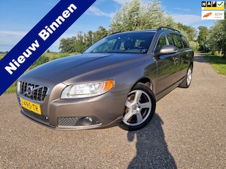 Volvo V70 1.6 T4 Summum / Automaat / Airco / Navigatie / CC / Leder / Trekhaak /