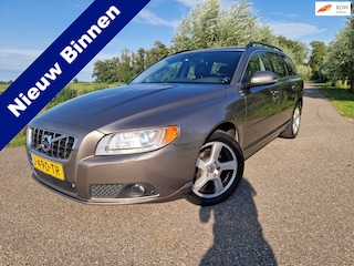 Volvo V70 1.6 T4 Summum / Automaat / Airco / Navigatie / CC / Leder / Trekhaak /