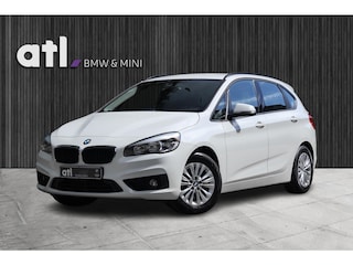 BMW 2-serie Tourer 218i Essential Trekhaak, Park Distance Control (PDC), BMW lichtmetalen V-spaak 471 velgen, Active Guard , Navigatie, Stoelverwarming, etc.